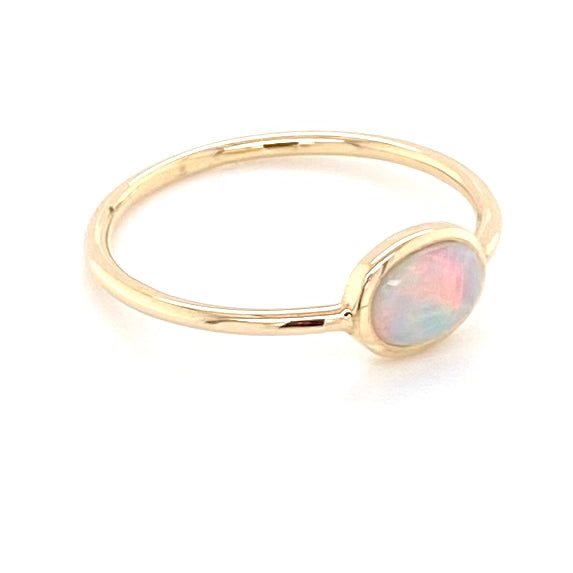 Ring med ægte solid crystal opal fra Australien indfattet i 14 kt. guld. Kommer med certifikat. 