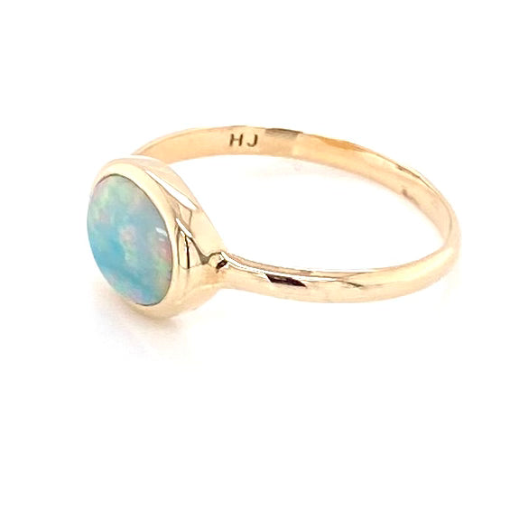 Ring med ægte solid crystal opal fra Australien indfattet i 14 kt. guld. Kommer med certifikat. 