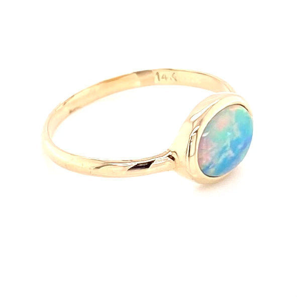 Ring med ægte solid crystal opal fra Australien indfattet i 14 kt. guld. Kommer med certifikat. 