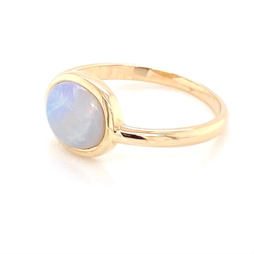 Ring med ægte solid crystal opal fra Australien indfattet i 14 kt. guld. Kommer med certifikat.