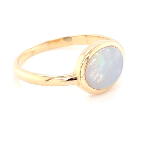 Ring med ægte solid crystal opal fra Australien indfattet i 14 kt. guld. Kommer med certifikat.