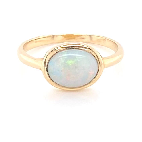 Ring med ægte solid crystal opal fra Australien indfattet i 14 kt. guld. Kommer med certifikat.