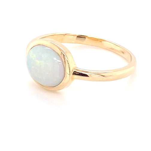Ring med ægte solid crystal opal fra Australien indfattet i 14 kt. guld. Kommer med certifikat.