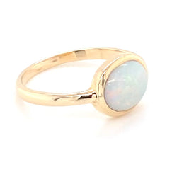 Ring med ægte solid crystal opal fra Australien indfattet i 14 kt. guld. Kommer med certifikat.