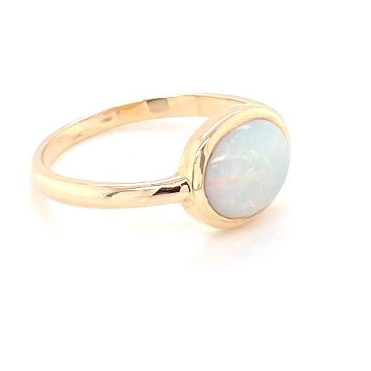 Ring med ægte solid crystal opal fra Australien indfattet i 14 kt. guld. Kommer med certifikat.