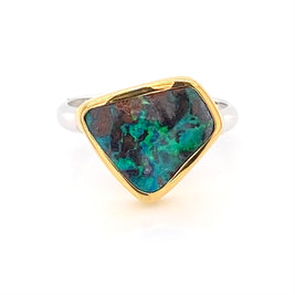 Ring med ægte solid boulder opal fra Australien indfattet i 14 karat guld og båndet er lavet af sterling sølv. Kommer med certifikat.