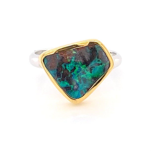 Ring med ægte solid boulder opal fra Australien indfattet i 14 karat guld og båndet er lavet af sterling sølv. Kommer med certifikat.