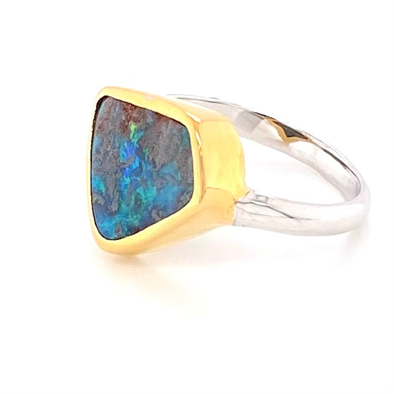 Ring med ægte solid boulder opal fra Australien indfattet i 14 karat guld og båndet er lavet af sterling sølv. Kommer med certifikat.