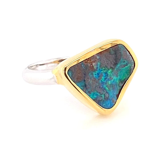 Ring med ægte solid boulder opal fra Australien indfattet i 14 karat guld og båndet er lavet af sterling sølv. Kommer med certifikat.