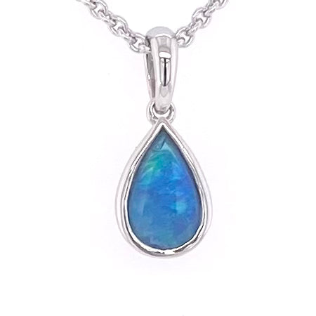 Vedhæng med en ægte solid krystal opal fra Australien indfattet i rhodineret sterling sølv.