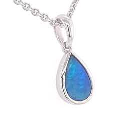 Vedhæng med en ægte solid krystal opal fra Australien indfattet i rhodineret sterling sølv.