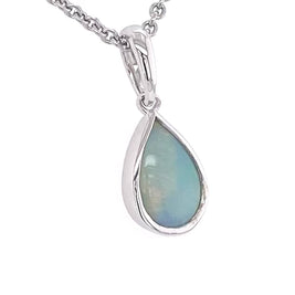 Vedhæng med en ægte solid krystal opal fra Australien indfattet i rhodineret sterling sølv.