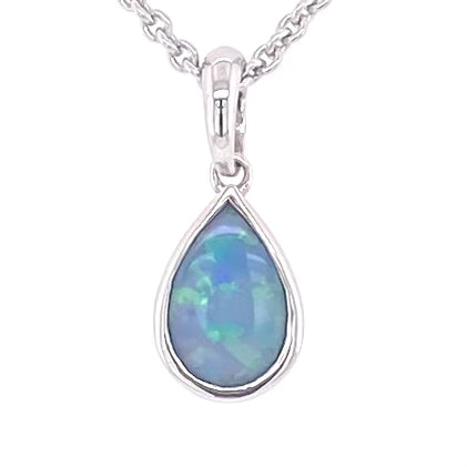 Vedhæng med en ægte solid krystal opal fra Australien indfattet i rhodineret sterling sølv.