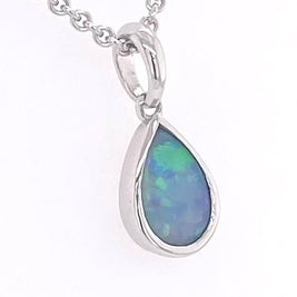 Vedhæng med en ægte solid krystal opal fra Australien indfattet i rhodineret sterling sølv.
