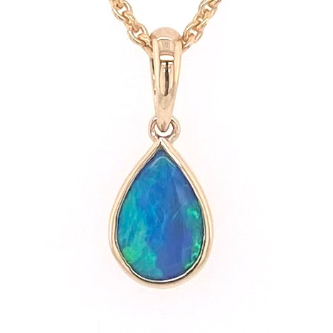 Vedhæng med en ægte solid krystal opal fra Australien indfattet i 14 karat guld.