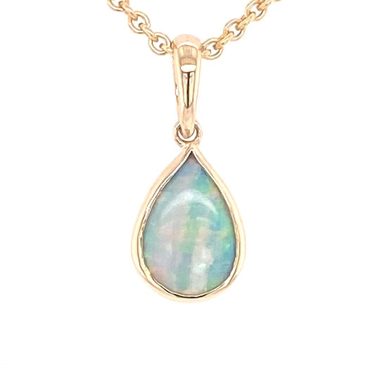 Vedhæng med en ægte solid krystal opal fra Australien indfattet i 14 karat guld.