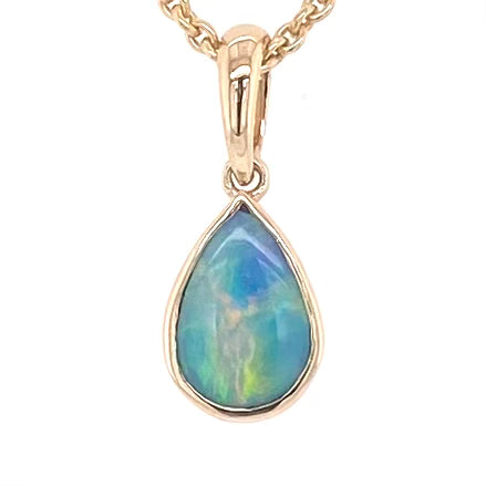Vedhæng med en ægte solid krystal opal fra Australien indfattet i 14 karat guld.