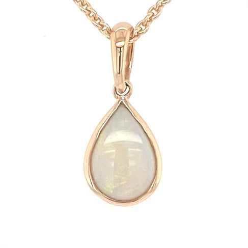Vedhæng med en ægte solid krystal opal fra Australien indfattet i 14 karat guld.