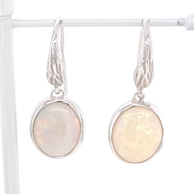 Opal ørehængerne har ægte solide Australske krystal opaler indfattet i sterling sølv.