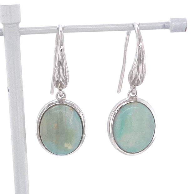 Opal ørehængerne har ægte solide Australske krystal opaler indfattet i sterling sølv.