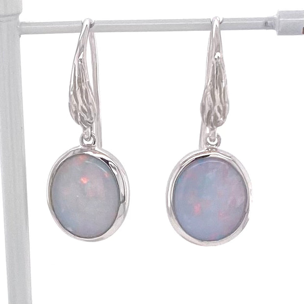Opal ørehængerne har ægte solide Australske krystal opaler indfattet i sterling sølv.