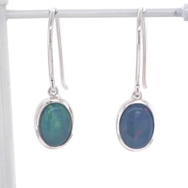 Opal ørehængerne har ægte solide Australske krystal opaler indfattet i sterling sølv.