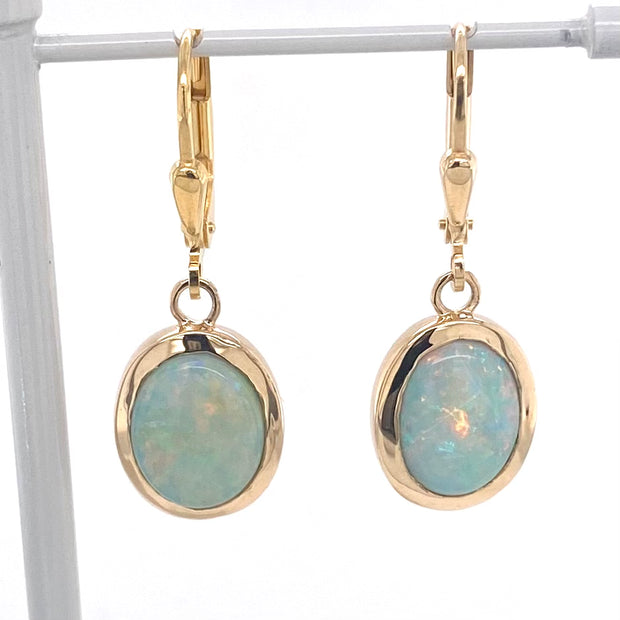 Opal ørehængerne har ægte solide Australske krystal opaler indfattet i 14 karat guld.
