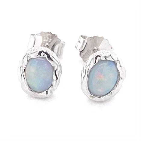 Ørestikkerne har ægte solid crystal opal fra Australien, indfattet i sterling sølv med organiske former.