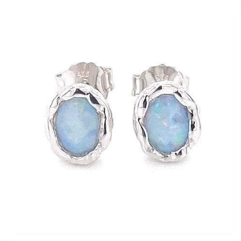 Ørestikkerne har ægte solid crystal opal fra Australien, indfattet i sterling sølv med organiske former.