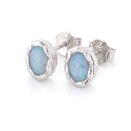 Ørestikkerne har ægte solid crystal opal fra Australien, indfattet i sterling sølv med organiske former.