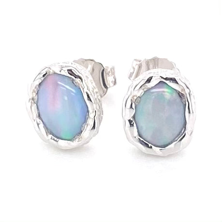 Ørestikkerne har ægte solid crystal opal fra Australien, indfattet i sterling sølv med organiske former.