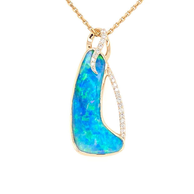 Opal vedhænget har en ægte solid Australsk krystal opal som er indfattet i 14 karat guld. Opalen er 3,42 ct, og har 23 brilliant diamant 0,15 ct. W/SI.