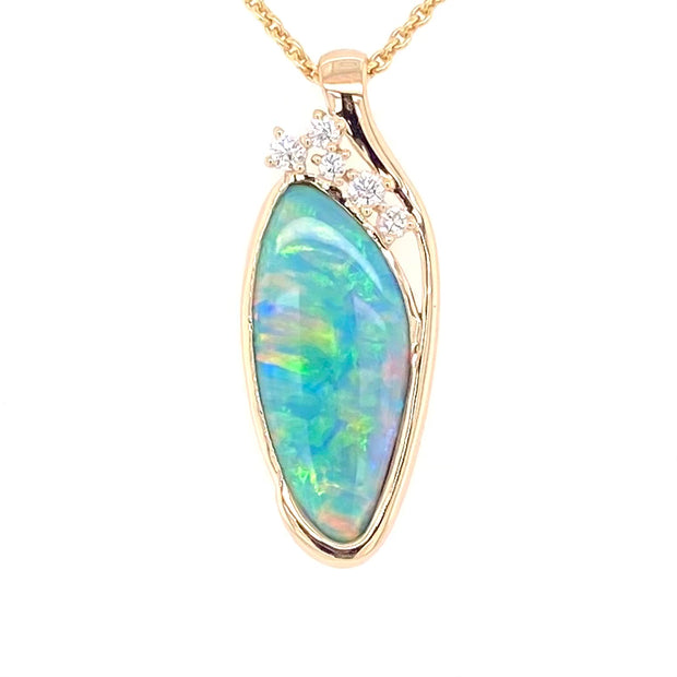 Opal vedhænget har en ægte solid Australsk krystal opal som er indfattet i 14 karat guld. Opalen er 3,71 ct. Vedhænget har 5 diamanter: 0,20 ct. i alt, 2x 0,05 ct, 2x 0,03 ct. og 1x 0,02 ct. W/SI.