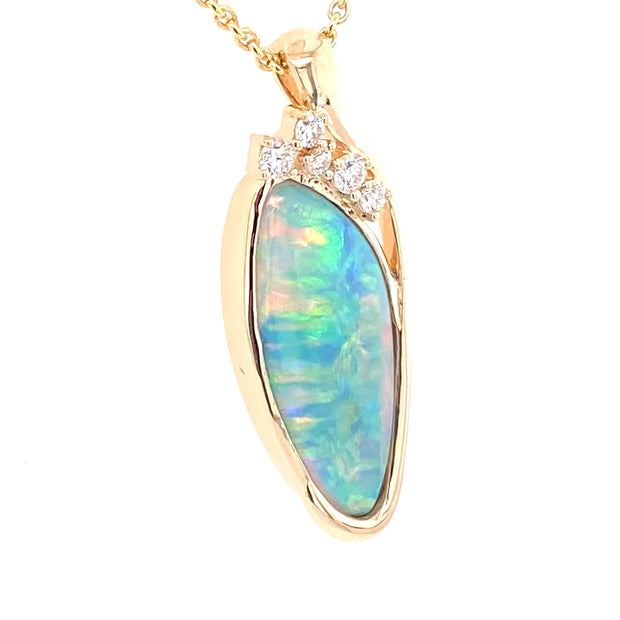 Opal vedhænget har en ægte solid Australsk krystal opal som er indfattet i 14 karat guld. Opalen er 3,71 ct. Vedhænget har 5 diamanter: 0,20 ct. i alt, 2x 0,05 ct, 2x 0,03 ct. og 1x 0,02 ct. W/SI.
