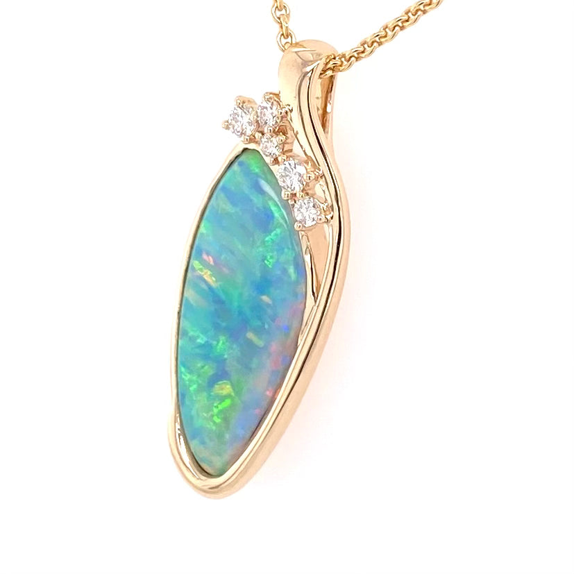 Opal vedhænget har en ægte solid Australsk krystal opal som er indfattet i 14 karat guld. Opalen er 3,71 ct. Vedhænget har 5 diamanter: 0,20 ct. i alt, 2x 0,05 ct, 2x 0,03 ct. og 1x 0,02 ct. W/SI.