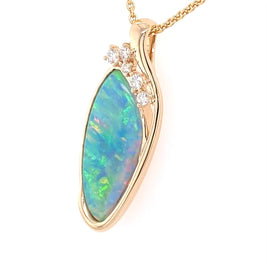 Opal vedhænget har en ægte solid Australsk krystal opal som er indfattet i 14 karat guld. Opalen er 3,71 ct. Vedhænget har 5 diamanter: 0,20 ct. i alt, 2x 0,05 ct, 2x 0,03 ct. og 1x 0,02 ct. W/SI.