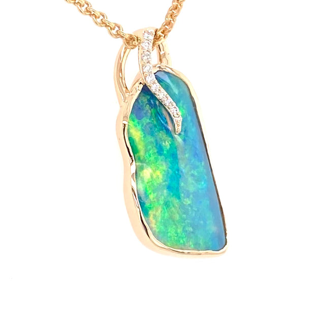 Opal vedhænget har en ægte solid Australsk krystal opal som er indfattet i 14 karat guld. Opalen er 5,38 ct. Med 10 brilliant diamanter 0,07 ct. W/SI.