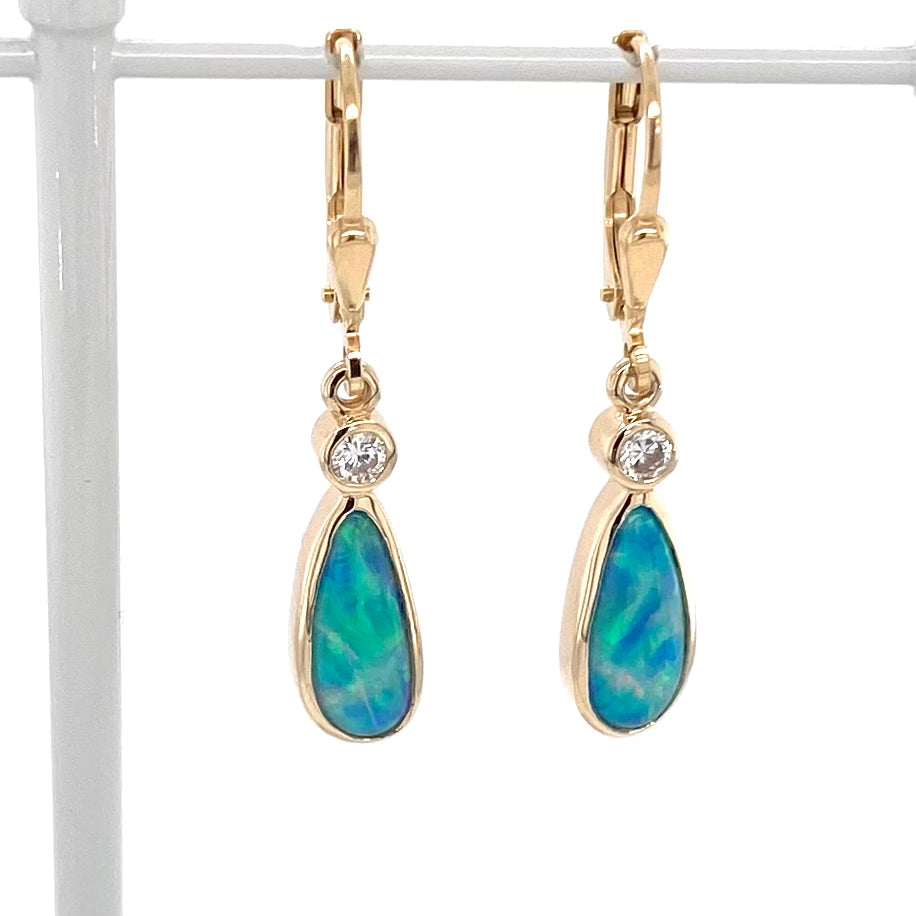 Opal ørehængerne med ægte solide Australske krystal opaler indfattet i 14 karat guld. Opaler 1,60 ct. Med brillanter 2x 0,05 ct. w/si.
