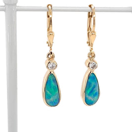 Opal ørehængerne med ægte solide Australske krystal opaler indfattet i 14 karat guld. Opaler 1,60 ct. Med brillanter 2x 0,05 ct. w/si.