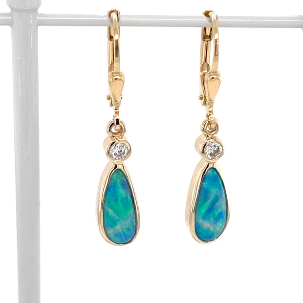 Opal ørehængerne med ægte solide Australske krystal opaler indfattet i 14 karat guld. Opaler 1,60 ct. Med brillanter 2x 0,05 ct. w/si.