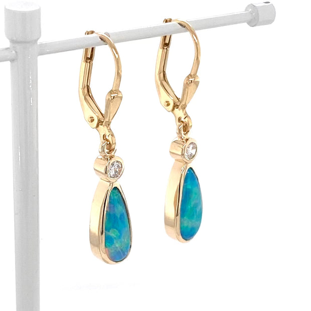 Opal ørehængerne med ægte solide Australske krystal opaler indfattet i 14 karat guld. Opaler 1,60 ct. Med brillanter 2x 0,05 ct. w/si.