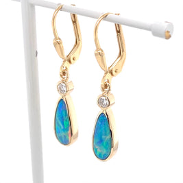 Opal ørehængerne med ægte solide Australske krystal opaler indfattet i 14 karat guld. Opaler 1,60 ct. Med brillanter 2x 0,05 ct. w/si.
