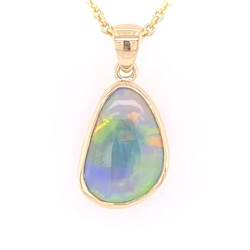 Vedhæng med en ægte solid krystal opal fra Australien indfattet i 14 karat guld. Opalen er 2,80 ct.