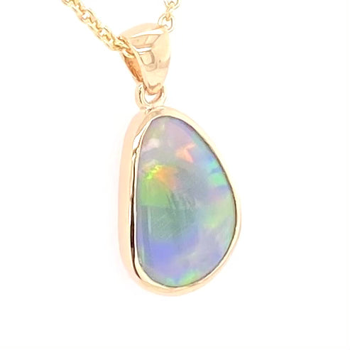 Vedhæng med en ægte solid krystal opal fra Australien indfattet i 14 karat guld. Opalen er 2,80 ct.