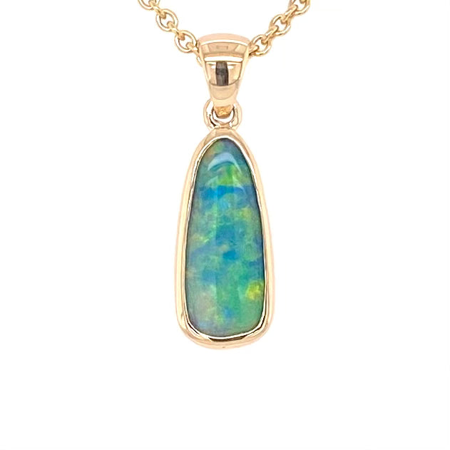 Vedhæng med en ægte solid krystal opal fra Lightning Ridge, Australien indfattet i 14 karat guld. Opalen er 2,00 ct, og bodytone er N5.