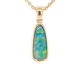 Vedhæng med en ægte solid krystal opal fra Lightning Ridge, Australien indfattet i 14 karat guld. Opalen er 2,00 ct, og bodytone er N5.