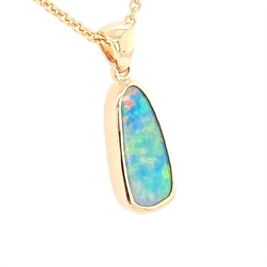 Vedhæng med en ægte solid krystal opal fra Lightning Ridge, Australien indfattet i 14 karat guld. Opalen er 2,00 ct, og bodytone er N5.