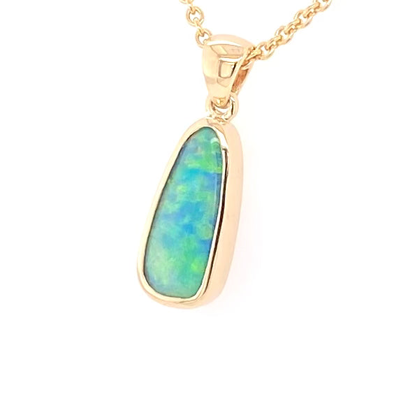 Vedhæng med en ægte solid krystal opal fra Lightning Ridge, Australien indfattet i 14 karat guld. Opalen er 2,00 ct, og bodytone er N5.