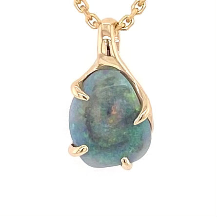 Vedhæng med en ægte solid krystal opal fra Lightning Ridge, Australien indfattet i 14 karat guld. Opalen er 1,16 ct, og bodytone er N6.
