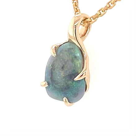 Vedhæng med en ægte solid krystal opal fra Lightning Ridge, Australien indfattet i 14 karat guld. Opalen er 1,16 ct, og bodytone er N6.